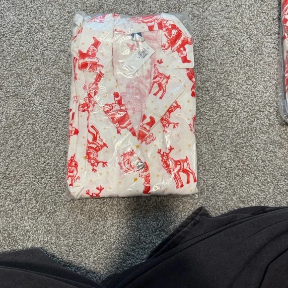 Old Navy Christmas Pajama Set - Picture 4 of 5